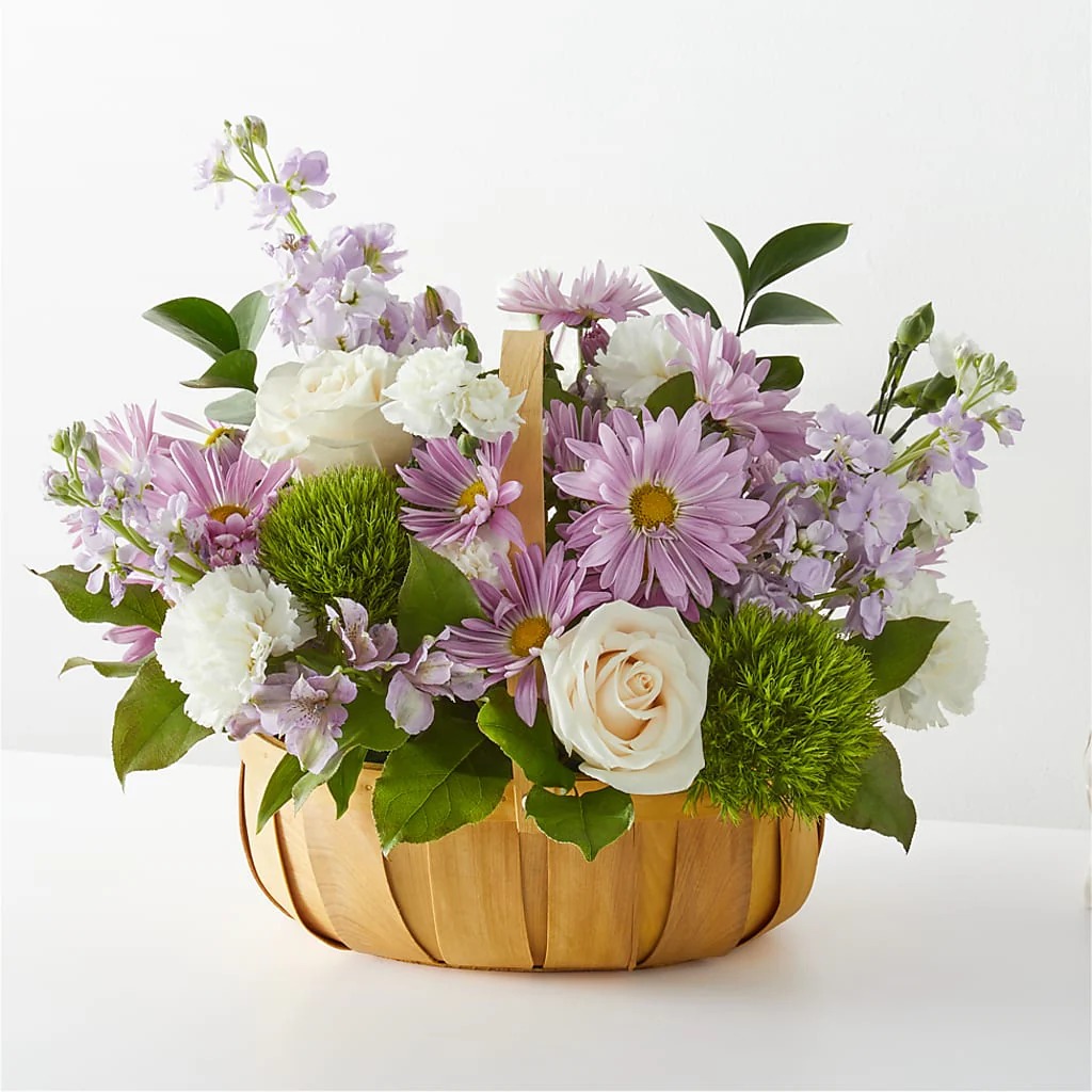 Canasta de campo con flores verde salvia y lavanda