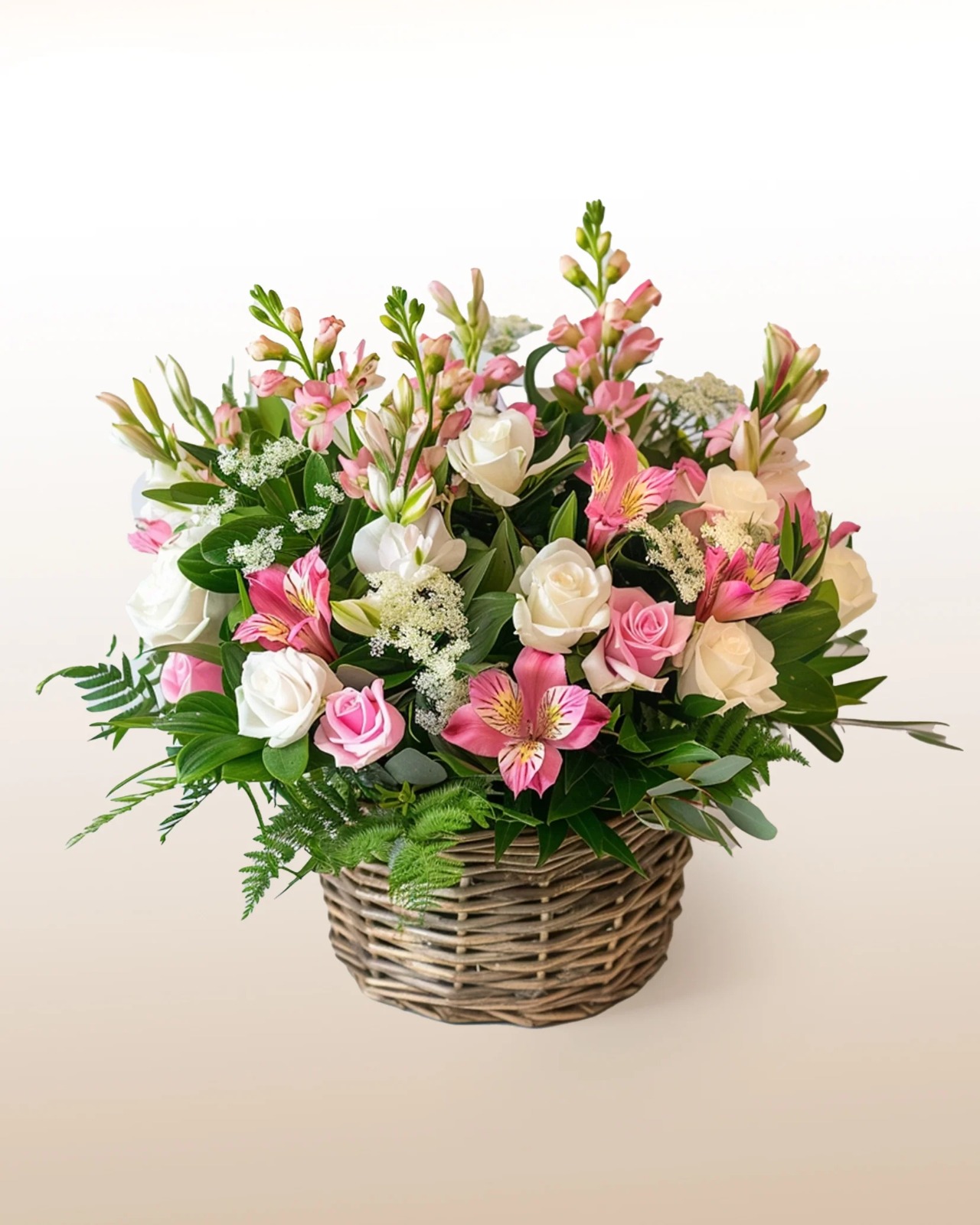 Canasta Jardin en rosa con flores blanca y rosado