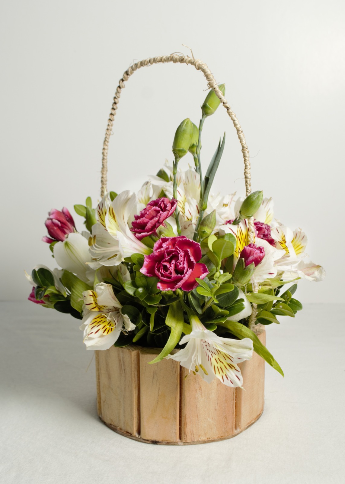 Cesta Rincón silvestre con rosas y lirios