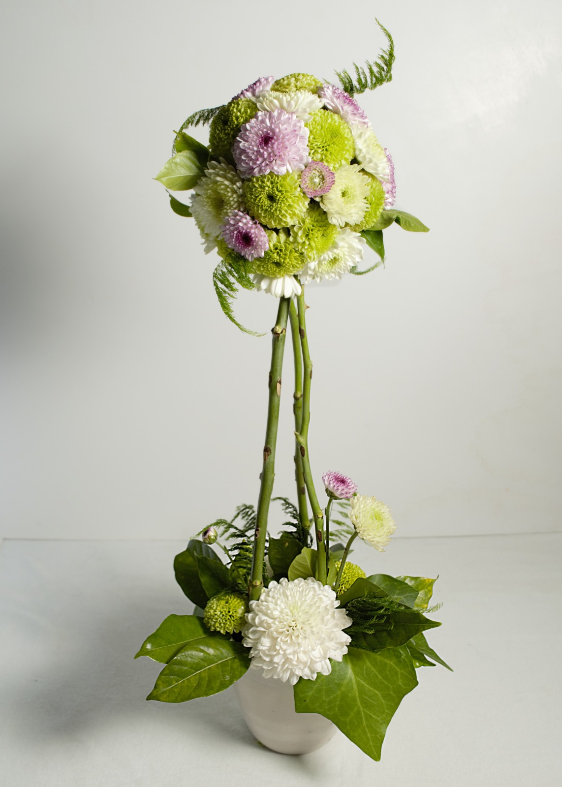 Arreglo Sphère Verte con flores verde salvia y rosa